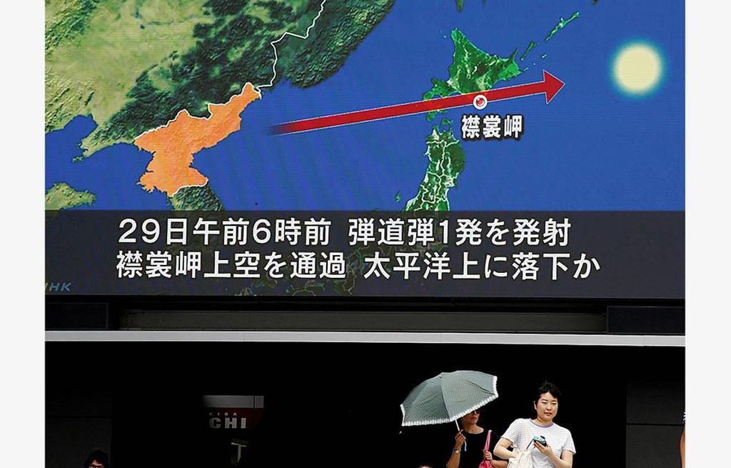 Layar televisi raksasa di Tokyo, Jepang, Selasa (29/8), menampilkan berita peluncuran rudal Korea Utara yang melewati wilayah udara Jepang.