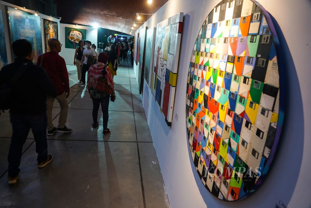 A number of works of art in the Rekam Masa exhibition held by Artopologi at the National Museum, Jakarta, Friday (28/10/2022). This exhibition packs the concept of an art title that is integrated with the blockchain so that it can be owned by collectors in the form of NFT.