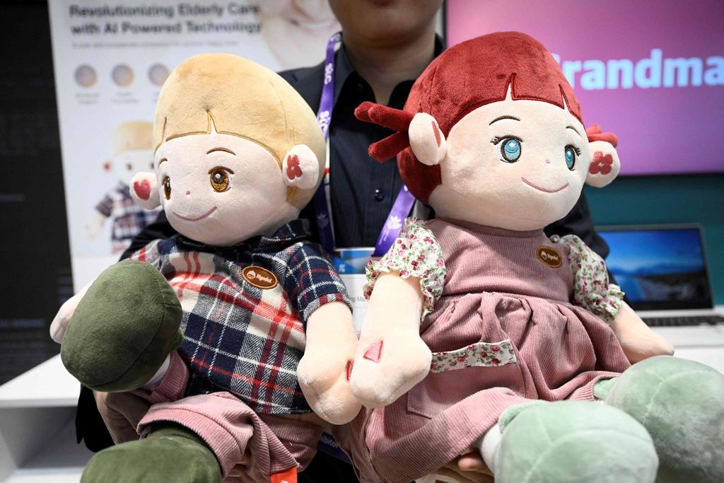Hyodol, boneka yang dilengkapi kecerdasan buatan dan untuk pendamping warga lansia, dipamerkan di Mobile World Congress (MWC) di Barcelona, Spanyol, pada 26 Februari 2024