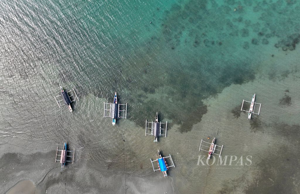 Perahu nelayan yang bersandar di tepi pantai di Kabupaten Parigi Moutong, Sulawesi Tengah, Kamis (22/6/2023). 