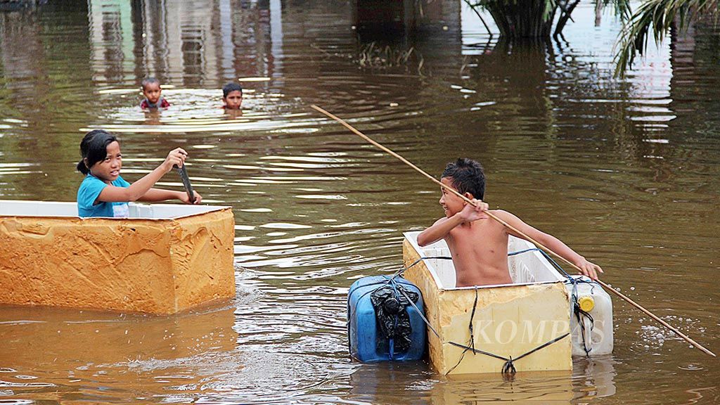 Ratusan  rumah warga yang bermukim di tepi Sungai Siak,  Kecamatan Rumbai, Pekanbaru, Riau, terendam air setinggi  20-100 sentimeter.  Anak-anak justru memanfaatkan banjir ini untuk bermain-main.   