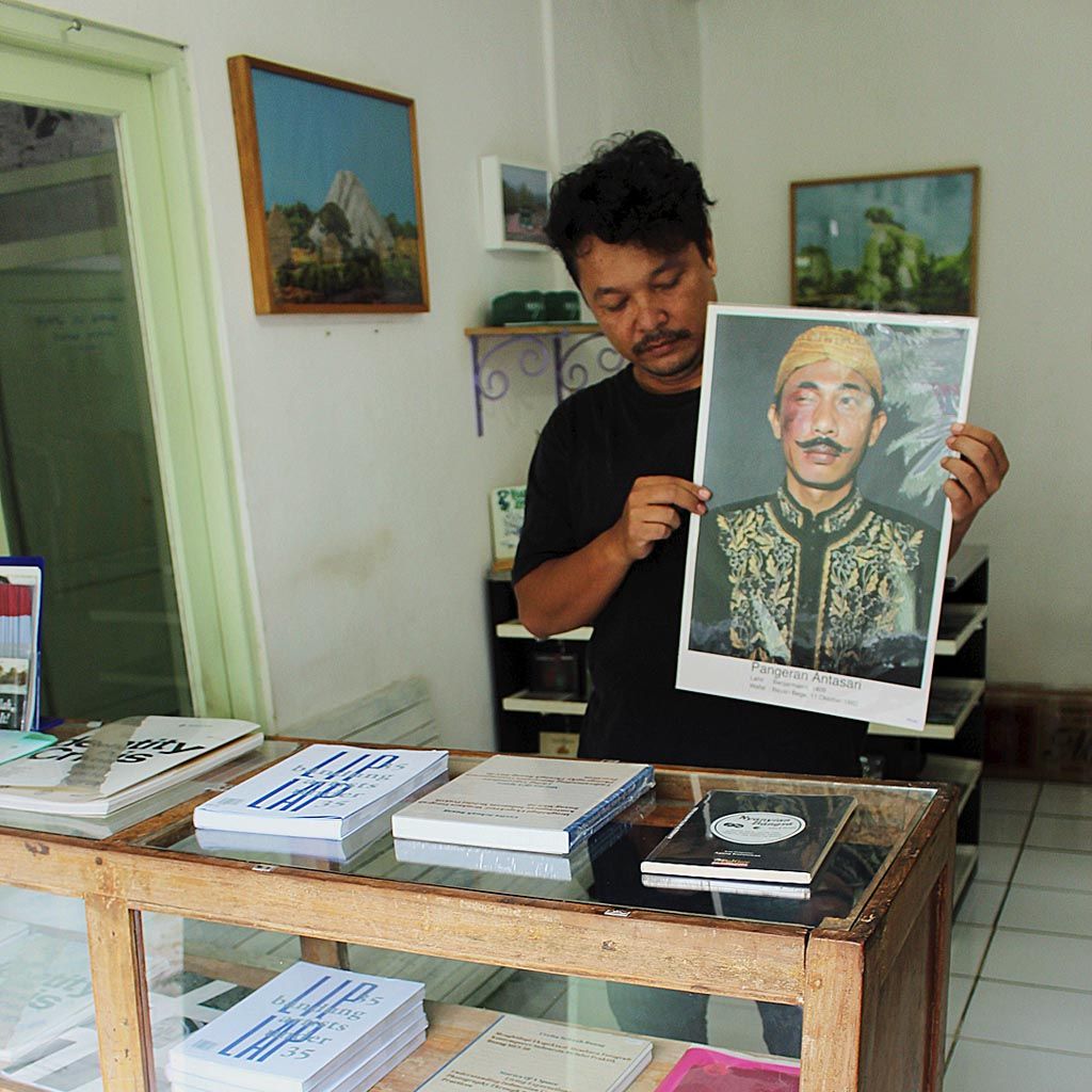 Karya-karya berbasis seni fotografi yang bisa dibeli publik di Ruang Mes 56, Yogyakarta.