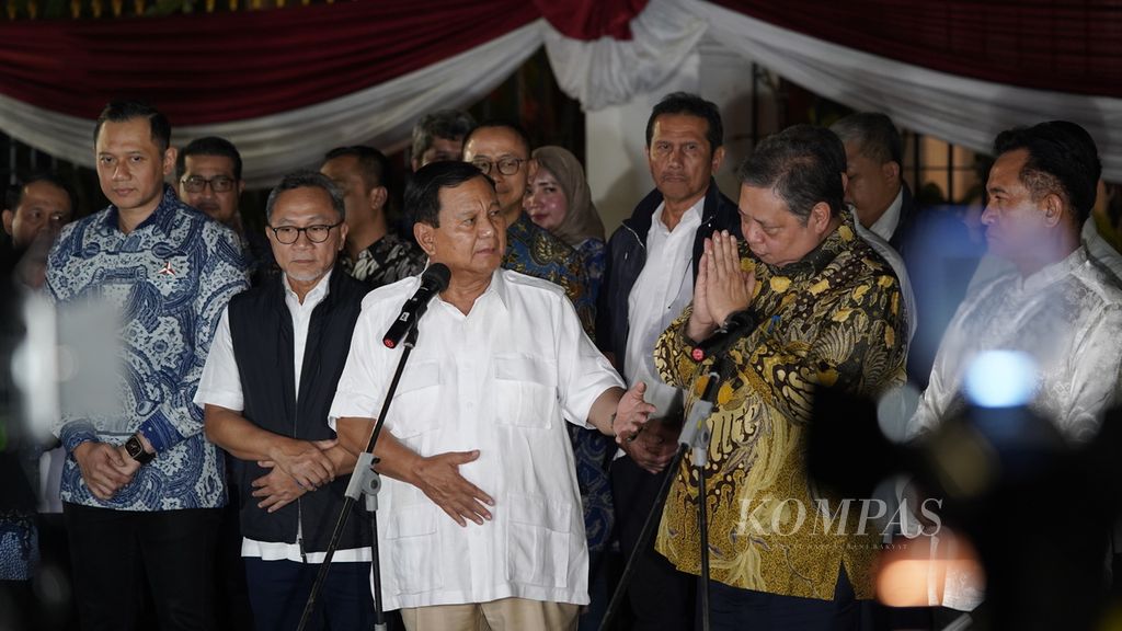 The potential presidential candidate from the Indonesian Advance Coalition (KIM), Prabowo Subianto, accompanied by KIM's chairpersons, held a press conference after a meeting and joint discussion related to the 2024 presidential election in Kertanegara, South Jakarta, on Friday (13/10/2023).