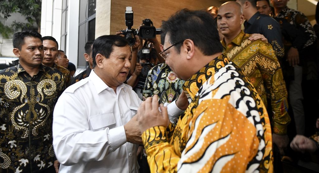 Ketua Umum Partai Gerindra Prabowo Subianto berpamitan dengan Ketua Umum Partai Golkar Airlangga Hartarto setelah mengadakan pertemuan di Kantor Dewan Pimpinan Pusat (DPP) Partai Golkar di Jakarta, Selasa (15/10/2019). 
