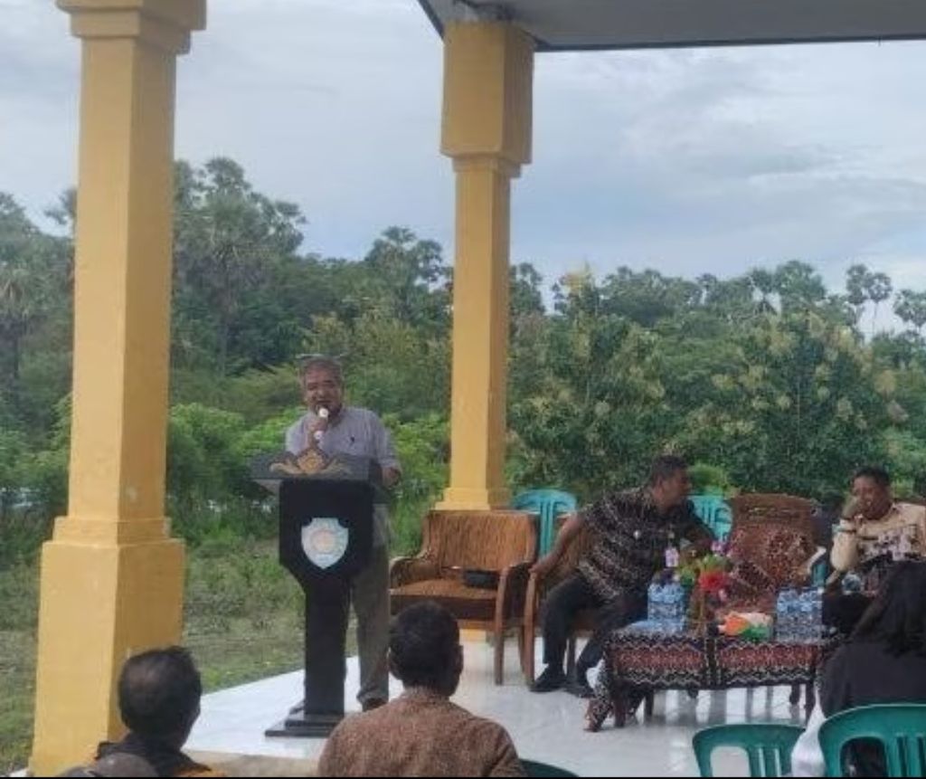 Ketua Yayasan Timor Barat Ferdi Tanoni berbicara kepada para petani rumput laut di Pantai Baru, Rote Ndao, bersama para aparat desa setempat. Ia meminta uang kompensasi yang diterima para petani, 10 persen untuk yayasan, yang telah berjuang sejak belasan tahun untuk kompensasi atas pencemaran Laut Timor.