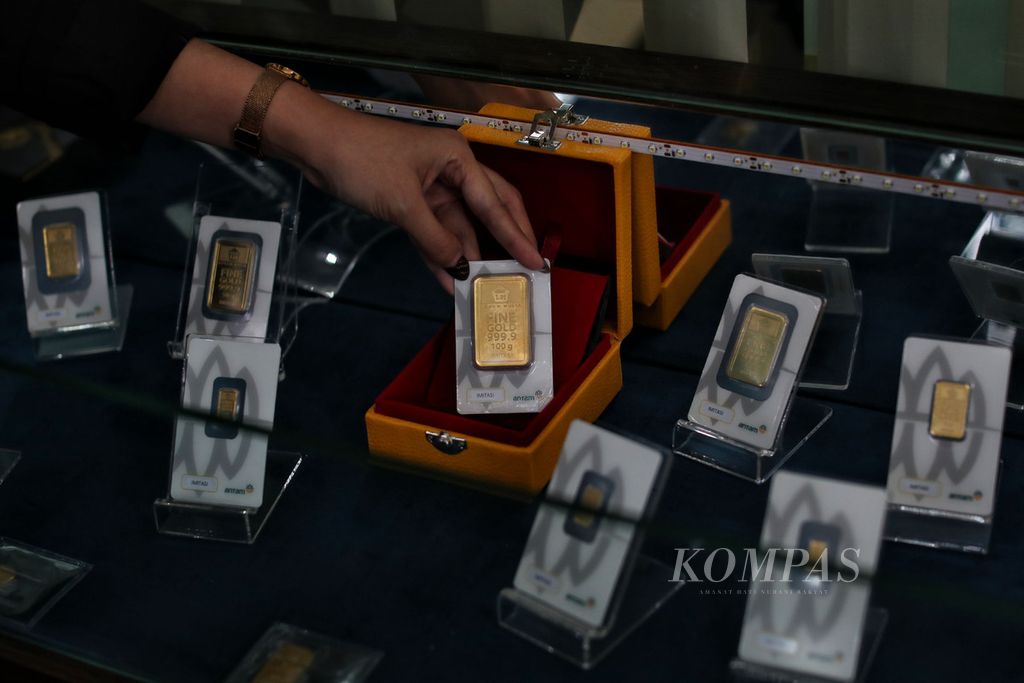 Petugas menunjukkan beberapa sampel emas batangan di Butik Emas Logam Mulia, Menara Ravindo, Kebon Sirih, Jakarta, Senin (18/1/2021). Harga emas batangan PT Aneka Tambang (Persero) Tbk Rp 944.000 per gram pada Senin (18/1/2021) atau turun Rp 4.000 dibandingkan hari sebelumnya.