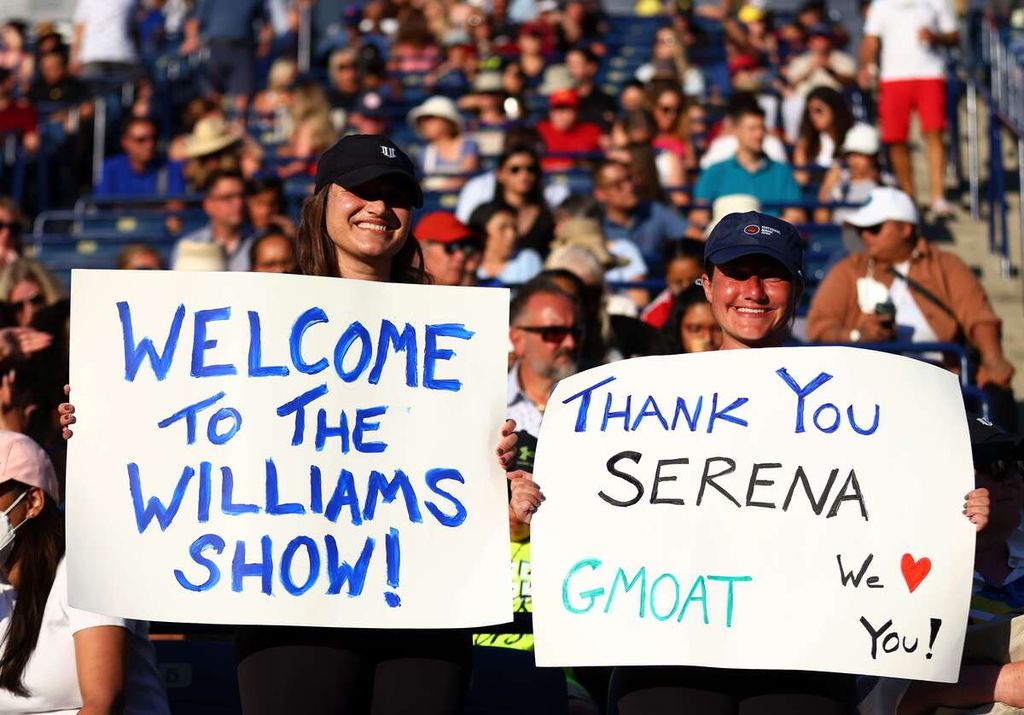 Para penonton membentangkan poster dukungan kepada petenis AS, Serena Williams, yang akan segera mengakhiri karier profesionalnya, pada laga babak kedua WTA Toronto, Kamis (11/8/2022) pagi WIB di Stadion Sobeys, Toronto, Ontario, Kanada. 