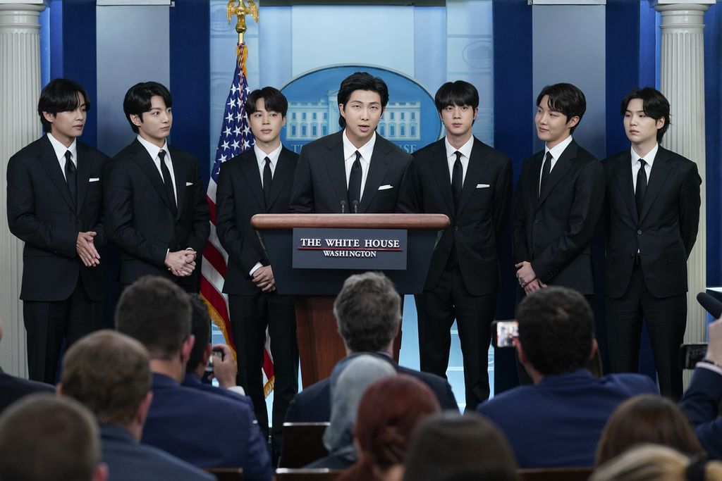 Para anggota band K-Pop, BTS, tampil di Gedung Putih, Washington, Amerika Serikat, 31 Mei 2021 lalu.