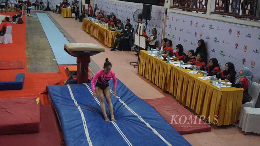 Kejuaraan Nasional Gimnastik 2023 nomor meja lompat (<i>vault</i>) putri di Gedung Senam Nusantara, Surabaya, Jawa Timur, Kamis (19/10/2023). Kontingen DKI Jakarta menjadi juara umum dalam kompetisi sekaligus kualifikasi untuk Pekan Olahraga Nasional Aceh-Sumatera Utara 2024 ini.