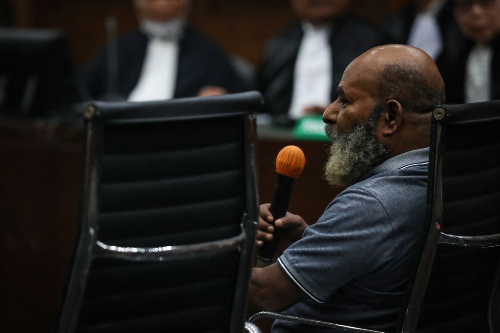 Terdakwa Lukas Enembe berbicara dalam sidang pembacaan dakwaan di Pengadilan Tindak Pidana Korupsi, Jakarta, Senin (19/6/2023). 