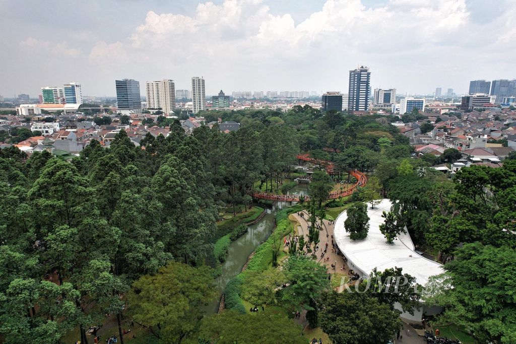 Lanskap Tebet Eco Park, Tebet, Jakarta Selatan, yang dipenuhi pengunjung saat libur hari raya Waisak, Senin (16/5/2022).