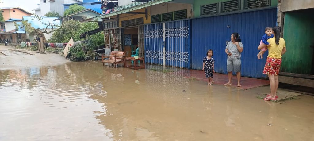 Kecamatan Serawai, Kabupaten Sintang, Kalimantan Barat, dilanda banjir awal pekan ini. Banjir di daerah tersebut pada Rabu (5/10/2022) sudah surut.