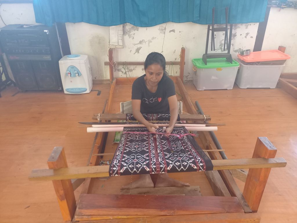 Lusia Ndao (29), perajin tenun ikat di Rumah Tenun Ina Ndao di Kelurahan Naikoten, Kota Kupang, Selasa (10/1/2023). Lusia juga berperan sebagai instruktur tenun ikat di sejumlah kelompok tenun di NTT. Satu kain seperti ini bisa diselesaikan selama dua hari, sesuai jam kerja,