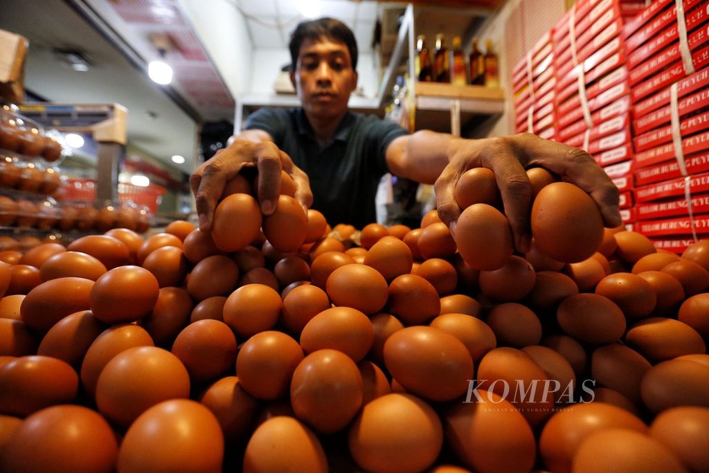 Pedagang menyiapkan telur ayam negeri pesanan pelanggan di Pasar Senen, Jakarta Pusat, Senin (15/5/2023). Saat ini harga telur ayam di tempat itu berkisar Rp 32.000 per kilogram, naik terus secara bertahap. Padahal, saat Lebaran lalu, harganya hanya Rp 27.000 per kg.