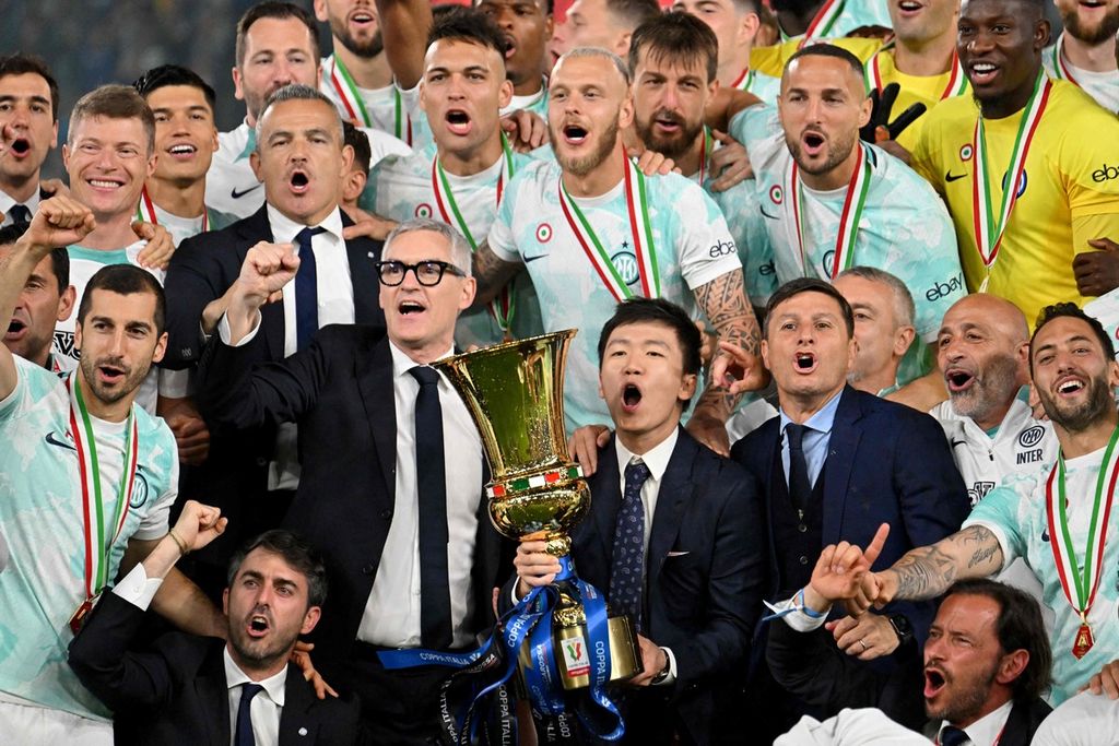 Presiden Inter Milan Steven Zhang (tengah) memegang trofi Coppa Italia bersama para pemain Inter usai mengalahkan Fiorentina dengan skor 2-1 pada laga final di Stadion Olympico, Roma, Kamis (25/5/2023) dini hari WIB.