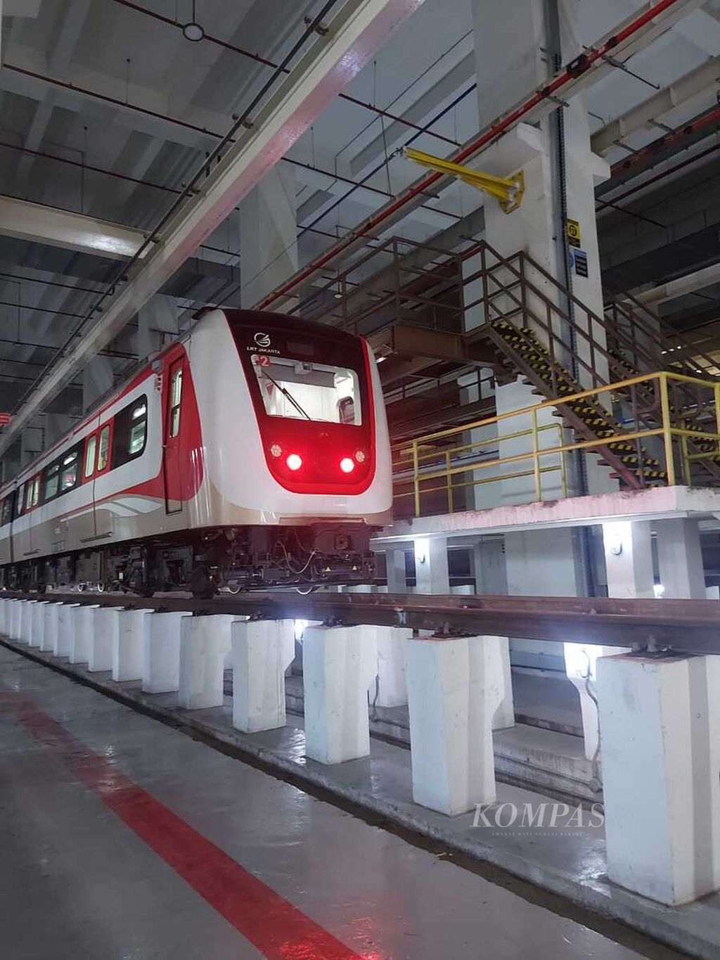 Perawatan <i>train set </i>LRT Jakarta dilakukan berkala di Depo LRT Jakarta yang berada di kawasan Pegangsaan Dua, Jakarta, Rabu (29/11/2023).