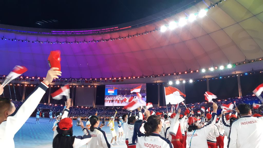 Kontingen Indonesia melambaikan bendera Merah Putih saat memasuki di Stadion Olahraga Danau Dong’an, Chengdu, China, Jumat (28/7/2023) malam. Di sana sedang berlangsung pembukaan pekan olahraga mahasiswa sedunia Universiade.