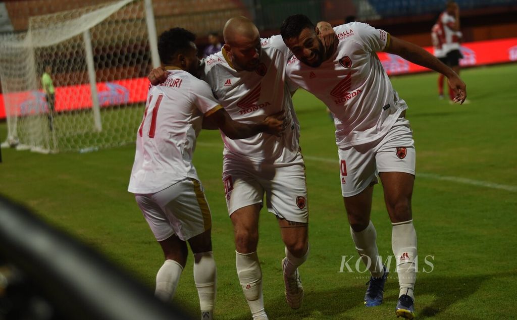 Wiljan Pluim (tengah), saat masih memperkuat PSM Makassar, merayakan gol yang dibuatnya ke gawang Madura United pada laga Liga I di Gelora Madura Ratu Pamelingan, Pamekasan, Jawa Timur, Sabtu (31/3/2023). Pluim kini memperkuat Borneo FC.
