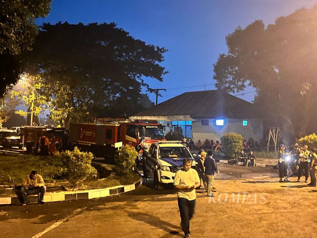 Suasana di sekitar gudang amunisi Kodam Jaya di Ciangsana, Kabupaten Bogor, Jawa Barat, Sabtu (30/3/2024) malam.