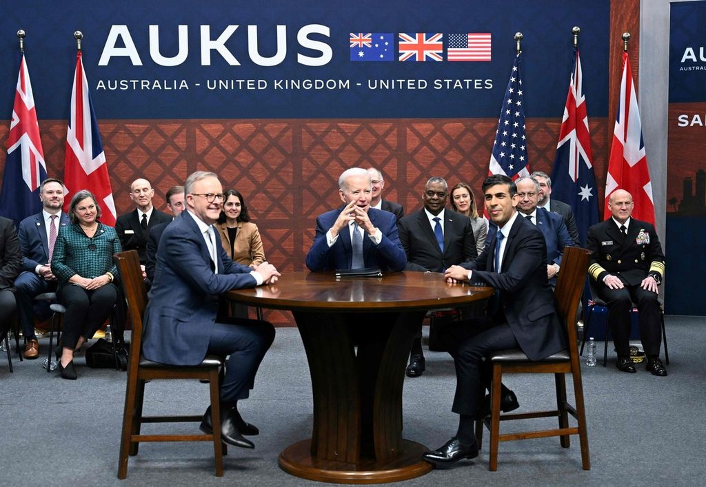 Presiden Amerika Serikat Joe Biden, Perdana Menteri Inggris Rishi Sunak (kanan), dan PM Australia Anthony Albanese (kiri) menggelar pertemuan trilateral AUKUS di Pangkalan Angkatan Laut Point Loma, San Diego, California, AS, Senin (13/3/2023). 