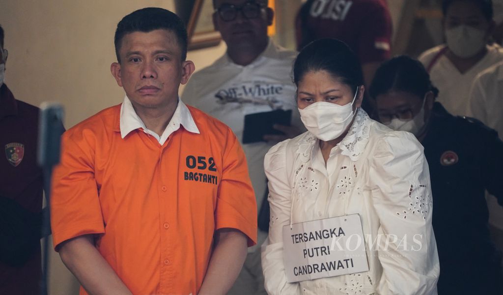 Tersangka Ferdy Sambo (kiri) dan Putri Candrawati saat mengikuti rangkaian rekonstruksi pembunuhan Brigadir Nofriansyah Yosua Hutabarat di rumah dinas Sambo di kompleks Rumah Dinas Polri, Jalan Duren Tiga Utara, Jakarta Selatan, Selasa (30/8/2022).