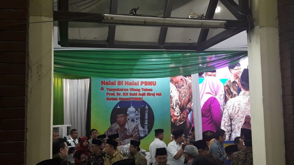 =Halal bi halal atmosphere at the Nahdlatul Ulama Executive Board, Jakarta, Tuesday (3/7/2018).