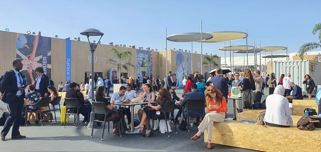 Partisipan COP27 di Sharm el Sheikh, Mesir, beristirahat sembari menikmati makan siang, Selasa (8/11/2022).