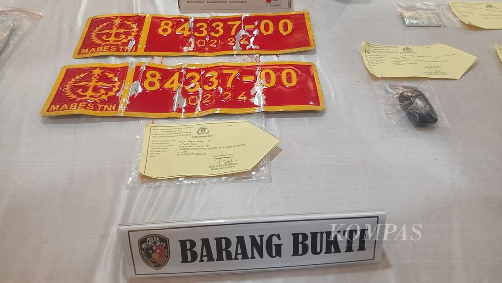 Evidence presented in the release revealing the case of fake TNI service number plates, Thursday (18/4/2024).