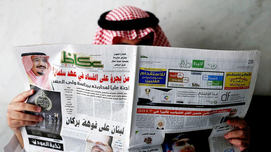 Seorang pria  membaca sebuah surat kabar lokal, Minggu (5/11), di Riyadh, Arab Saudi. Publik negara itu dikejutkan dengan langkah tegas Pemerintah Arab Saudi yang berani menangkap 11 pangeran dan puluhan pejabat serta pengusaha atas tuduhan korupsi.