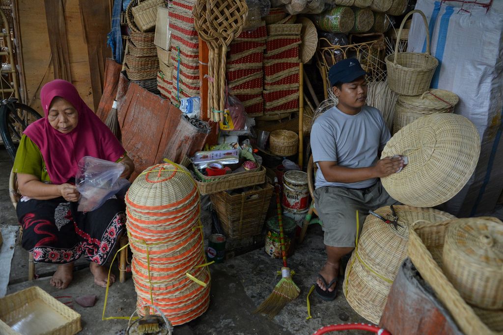 Para penjual rotan merapikan dagangan yang dipesan pembeli di salah satu toko di kawasan Grogol, Jakarta Barat, Rabu (8/2/2023). 