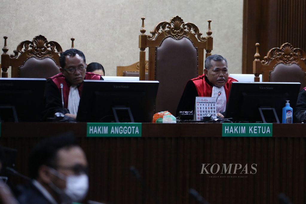 Hakim Ketua Djuyamto (kanan) membacakan vonis kasus dugaan gratifikasi dengan terdakwa bekas Kepala Bea Cukai Makassar Andhi Pramono di PN Tipikor Jakarta Pusat, Senin (1/4/2024). 