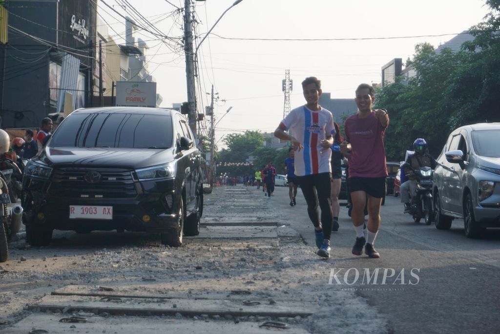 Para pelari memeriahkan ”Nyawiji Road to Semarang 10K” dengan berlari sejauh 5 kilometer pada Sabtu (16/12/2023) pagi di Semarang, Jawa Tengah.