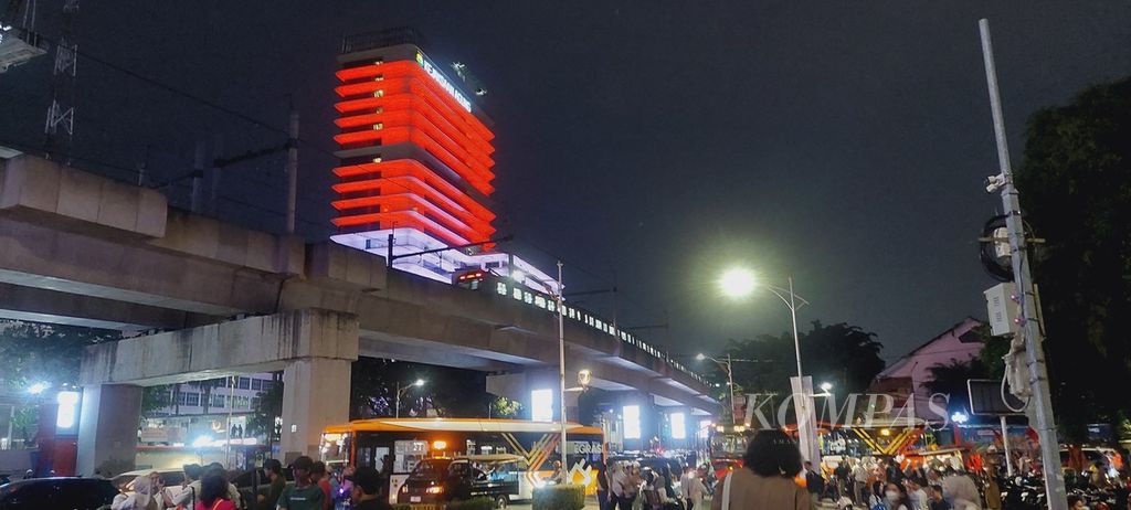 MRT Jakarta melaju di jalur rel layang dekat dengan Taman Literasi Martha Christina Tiahahu di Blok M, Jakarta Selatan, Sabtu (4/5/2024). 