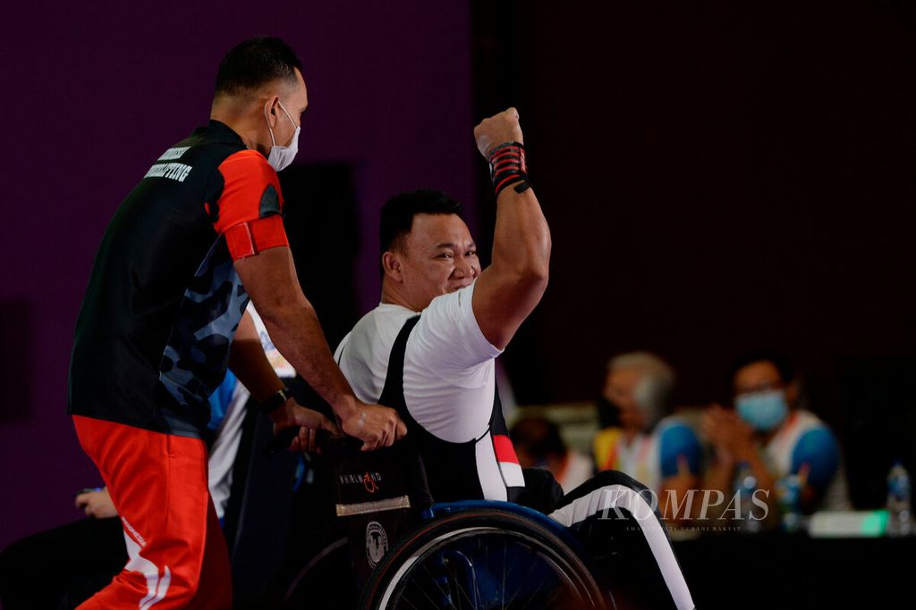 Tambi Sibarani, atlet angkat berat Indonesia, mengepalkan tangan kanannya setelah berhasil dalam angkatannya pada kejuaraan angkat berat kelas di atas 80 kilogram pada ajang ASEAN Para Games 2022 di Hotel Paragon, Surakarta, Jawa Tengah, Jumat (5/8/2022). 