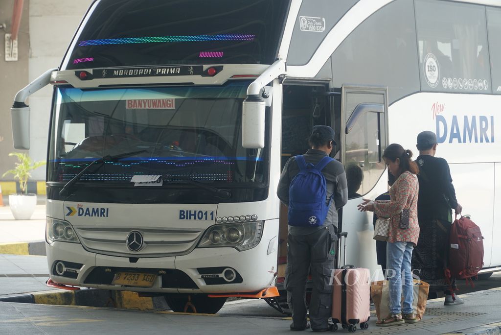 Penumpang bersiap masuk ke bus di sekitar pintu keberangkatan Terminal Terpadu Pulo Gebang, Jakarta Timur, Sabtu (16/12/2023).