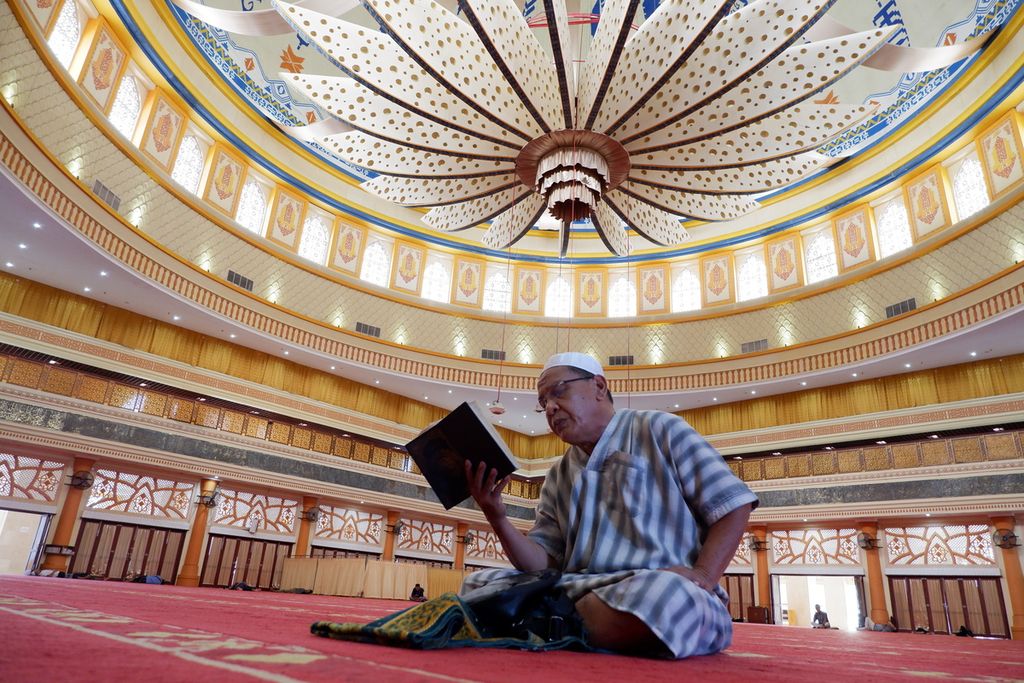 Umat Islam di Kota Mataram membaca Al Quran usai melaksanakan shalat Dzuhur berjemaah di Masjid Raya Hubbul Wathan, Islamic Center Mataram, Nusa Tenggara Barat, Minggu (3/4/2022) siang. 