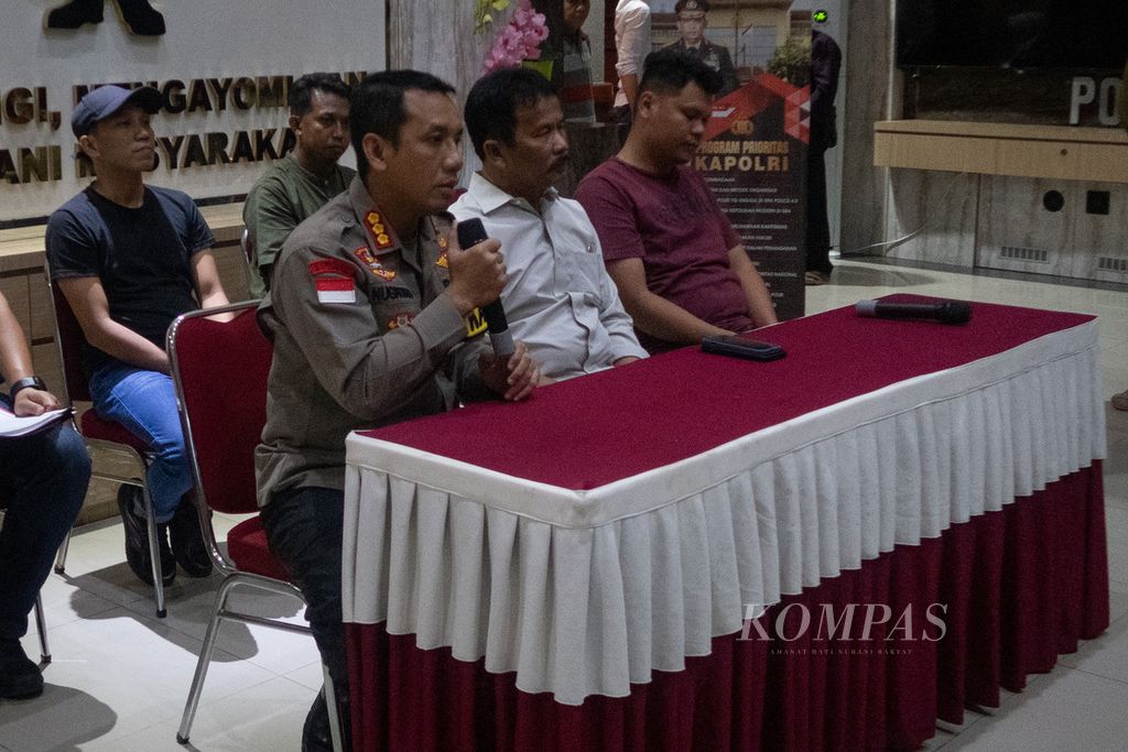  Kepala Polresta Barelang Komisaris Besar Nugroho Tri Nuryanto (kiri) memberikan keterangan pers terkait penangguhan penahanan delapan warga Rempang yang ditahan di Markas Polresta Barelang, Batam, Kepulauan Riau, Minggu (10/9/2023). 