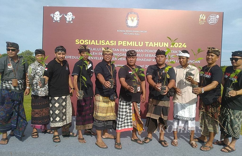 Peserta acara sosialisasi Pemilu 2024 menerima bibit pohon dari KPU Provinsi Bali dalam acara penanaman bibit pohon di area Lapangan I Wayan Bulit, Kelurahan Serangan, Kecamatan Denpasar Selatan, Kota Denpasar, Kamis (25/1/2024). 