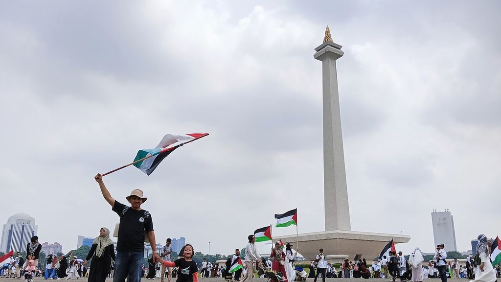 Massa mengikuti aksi solidaritas dan dukungan kepada Palestina di Monumen Nasional, Jakarta, Minggu (5/11/2023).