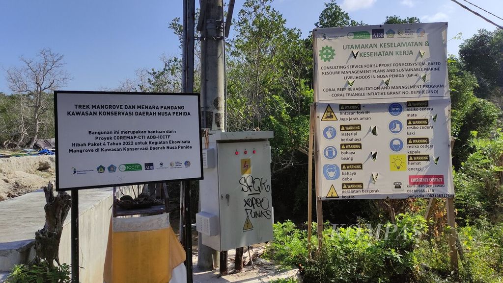 Plang informasi proyek di area hutan mangrove Nusa Ceningan, Nusa Penida, Klungkung. Kawasan Nusa Penida menjadi salah satu dari tiga area penerima program Coremap-CTI dengan hibah dari Bank Pembangunan Asia (ADB). 