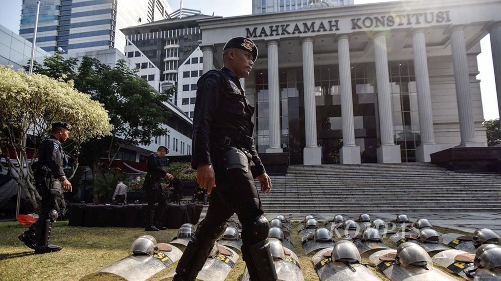 Personel Brimob Polri bersiaga di depan Gedung Mahkamah Konstitusi (MK) Jakarta, Selasa (25/6/2019). 