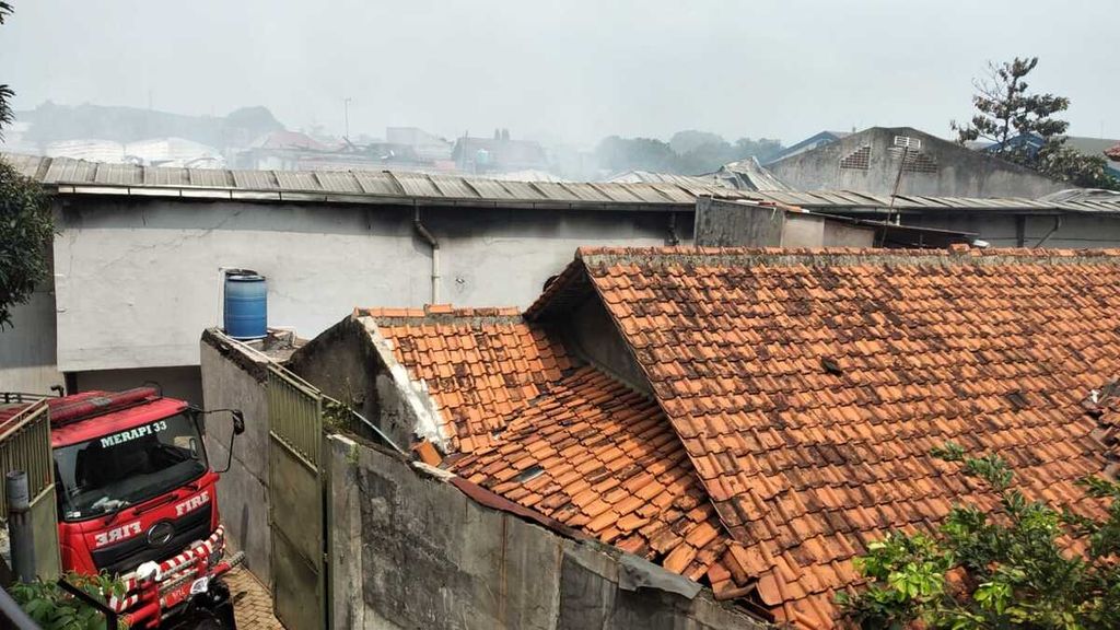 Foto lokasi kebakaran Gudang JNE di Kelurahan Curug, Kecamatan Cimanggis, Depok, Jawa Barat, dari kawasan permukiman warga, Senin (12/9/2022) pagi.