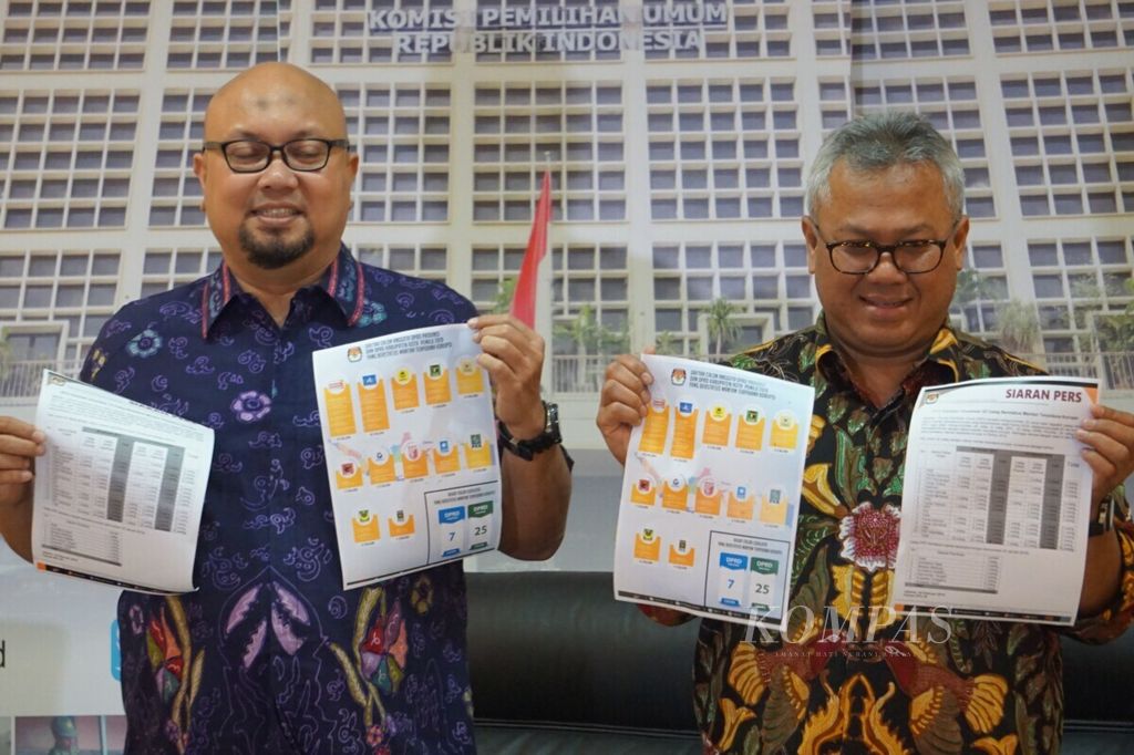 Ketua KPU Arief Budiman (kanan) dan anggota KPU, Ilham Saputra, saat mengumumkan tambahan calon anggota legislatif bekas terpidana kasus korupsi di Kantor KPU, Selasa (19/2/2019).