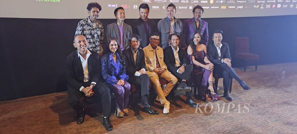 Para pemeran dan kru film <i>Agak Laen</i> saat jumpa pers film tersebut di Jakarta, Selasa (23/1/2024).