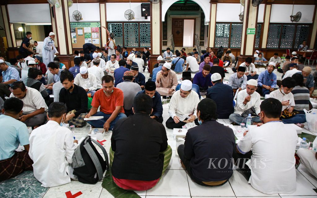 Umat Islam menikmati makanan saat mengikuti buka puasa bersama di Masjid Agung Sunda Kelapa, Menteng, Jakarta Pusat, Minggu (3/4/2022).
