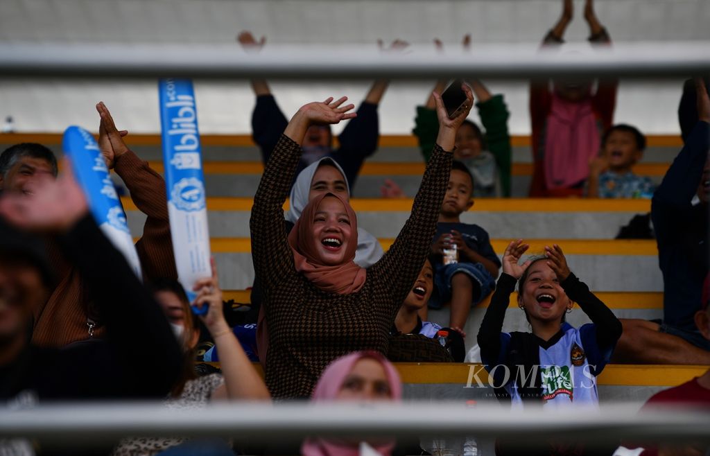 Para orangtua dan keluarga pemain turut memberikan dukungan dalam pertandingan hari pertama MilkLife Soccer Challenge 2023 Batch 3 yang berlangsung di Stadion Supersoccer Arena, Kudus, Jawa Tengah, Jumat (15/12/2023).