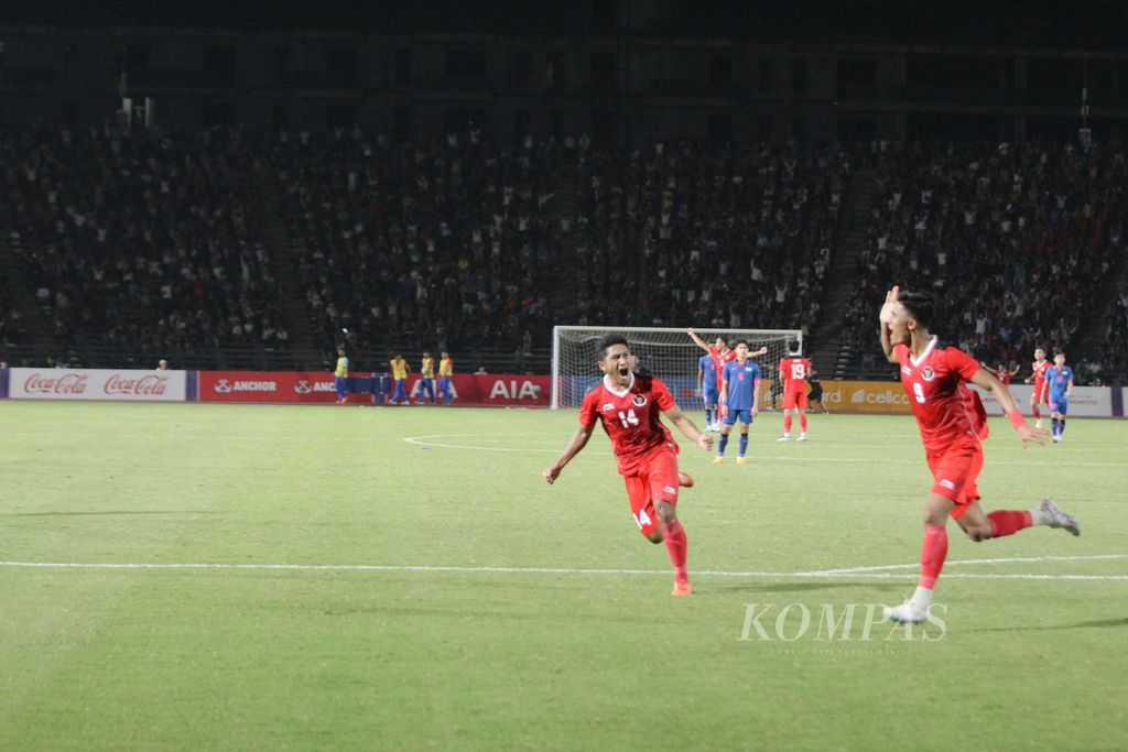 Sananta dan Fajar merayakan gol kedua Indonesia saat melawan Thailand dalam final SEA Games Kamboja 2023 di Olympic National Stadium, Phnom Penh, Kamboja, Selasa (16/5/2023). Indonesia menang setelah menanti selama 32 tahun untuk mendapatkan emas kembali.