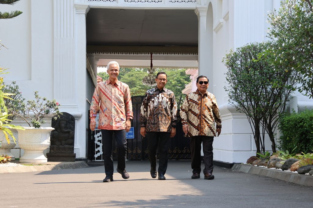 Tiga bakal calon presiden meninggalkan Kompleks Istana Kepresidenan, Jakarta, bersama. Sebelumnya, Senin (30/10/2023) siang, Presiden Joko Widodo mengajak ketiganya, (dari kiri ke kanan) Ganjar Pranowo, Anies Baswedan, dan Prabowo Subianto, makan siang bersama.