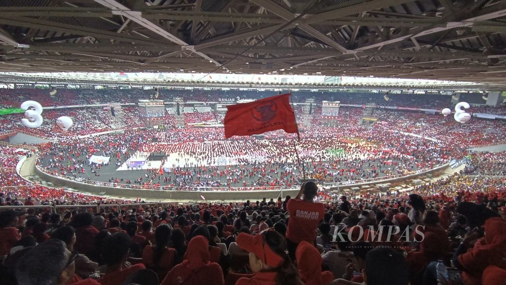 Ratusan ribu simpatisan dan relawan pasangan capres-cawapres nomor urut 3, Ganjar Pranowo-Mahfud MD, memadati kampanye akbar Hajatan Rakyat Konser Salam Metal, di Stadion Utama Gelora Bung Karno, Jakarta, Sabtu (3/2/2024). 