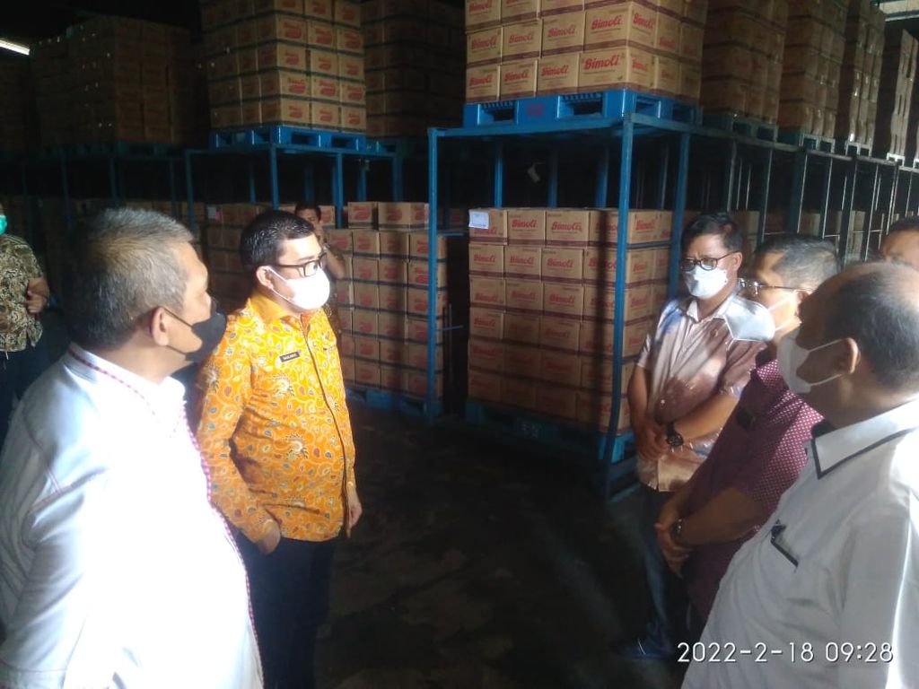 Satuan Tugas Pangan Sumatera Utara menemukan tumpukan 1,1 juta kilogram minyak goreng di sebuah gudang milik produsen sekaligus distributor di Kabupaten Deli Serdang, Jumat (18/2/2022). Satgas meminta agar minyak goreng itu segera didistribusikan. 
